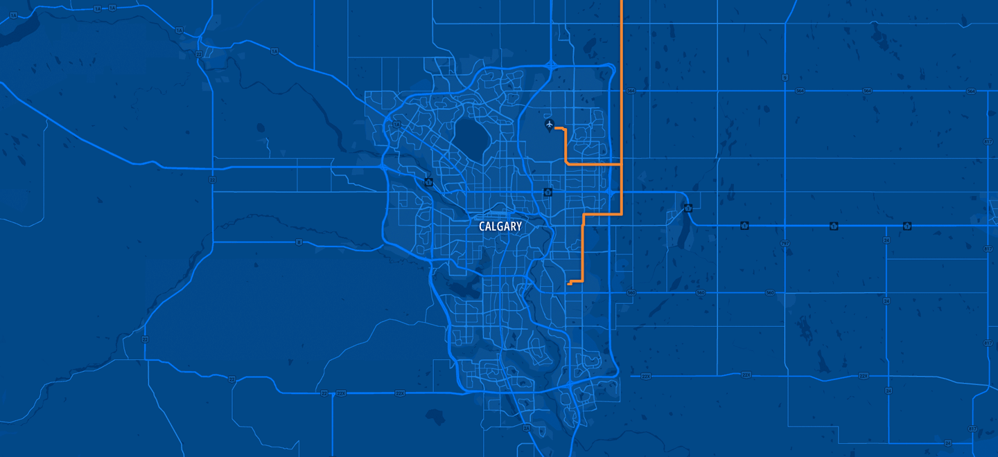 Une carte de la région de Calgary montrant le tracé du pipeline à l'est de Stoney Trail, se dirigeant de nouveau vers l'ouest puis vers le sud près de Glenmore Trail / route 8 pour se terminer dans la zone industrielle sud-est de la ville, avec un segment qui bifurque vers l'ouest au nord de la Transcanadienne en direction de l'aéroport international de Calgary.