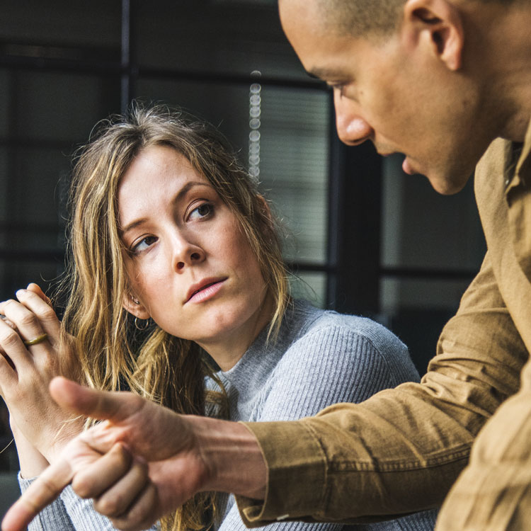 Une femme et un homme sont en conversation, se regardant.