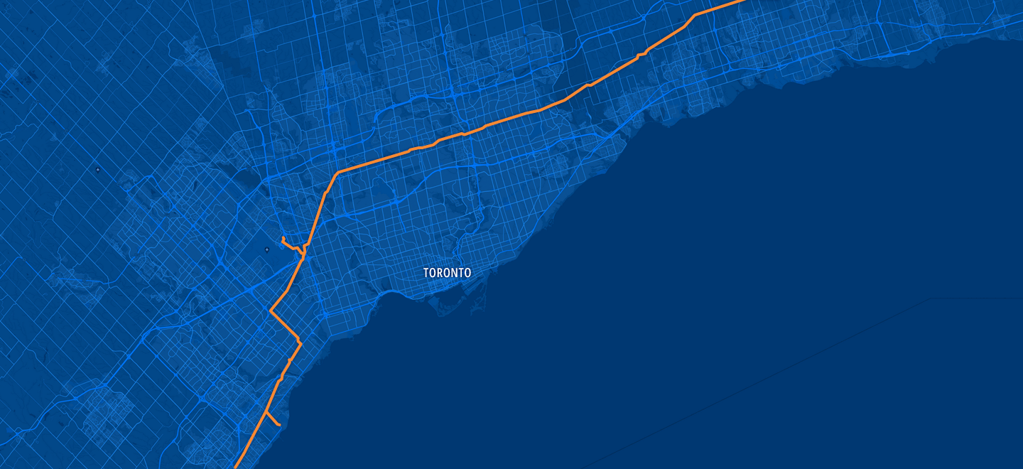 Une carte de la région du Grand Toronto montrant le tracé du pipeline en grande partie le long de la 401, puis vers le sud en direction de Clarkson et plus près du lac Ontario, avec un pipeline latéral vers l'aéroport international Pearson de Toronto.