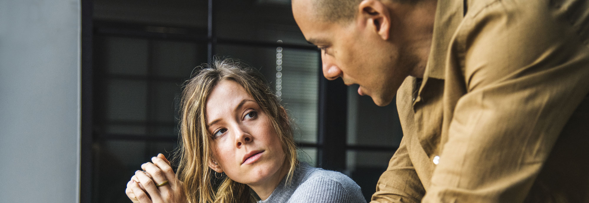 Une femme et un homme sont en conversation, se regardant.