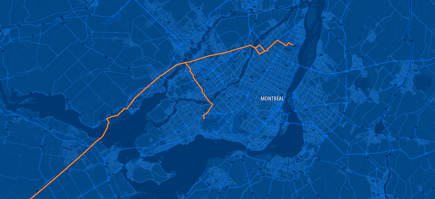 Une carte de la région de Montréal montrant le tracé du pipeline en provenance de Montréal-Est et traversant la rivière, se déplaçant vers le sud-ouest jusqu'à la frontière de l'Ontario, avec un pipeline latéral bifurquant vers l'aéroport international Pierre-Elliott-Trudeau à Dorval.